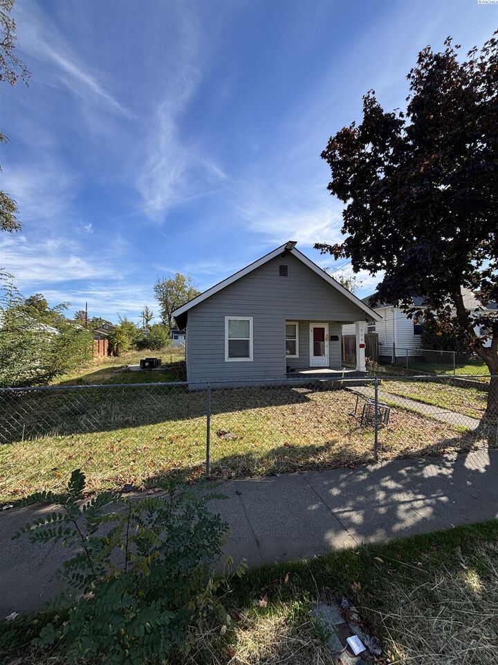 Property Photo: 738 N 9th Ave WA 99362