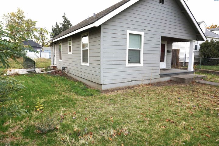 Property Photo:  738 N 9th Ave  WA 99362 