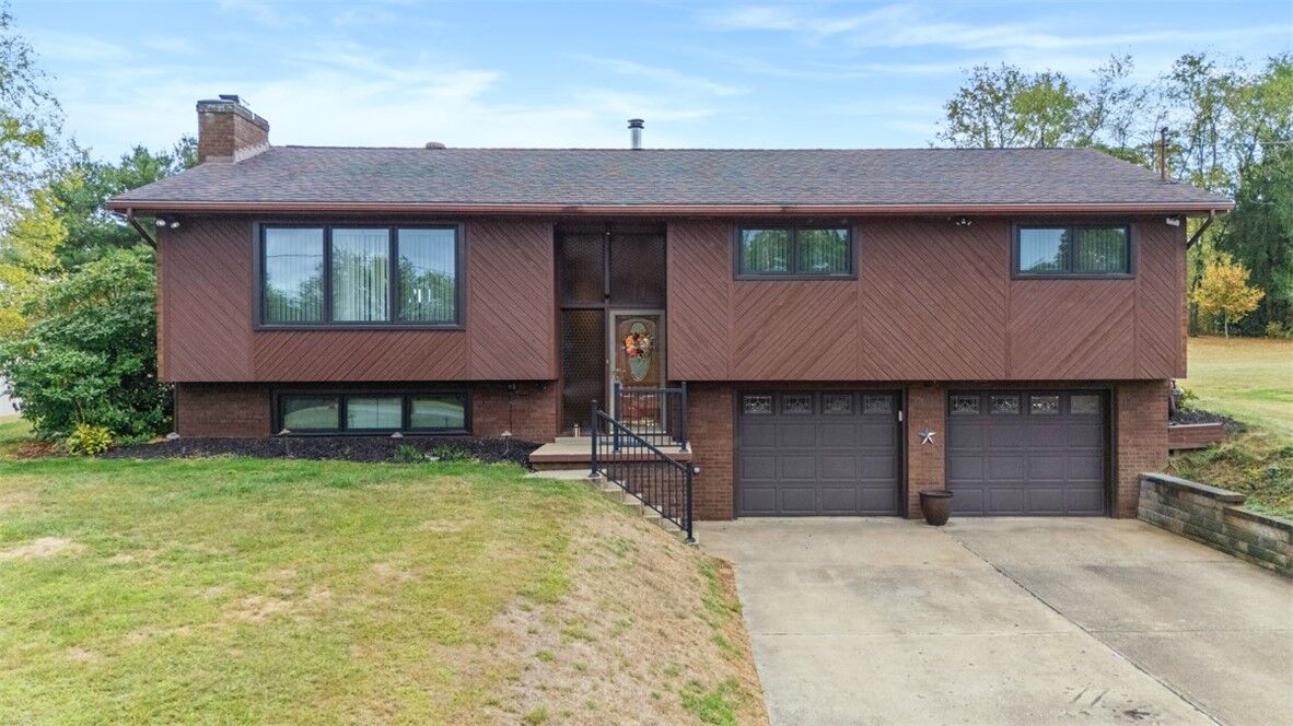 Property Photo: 109 Sunset Ln PA 15001