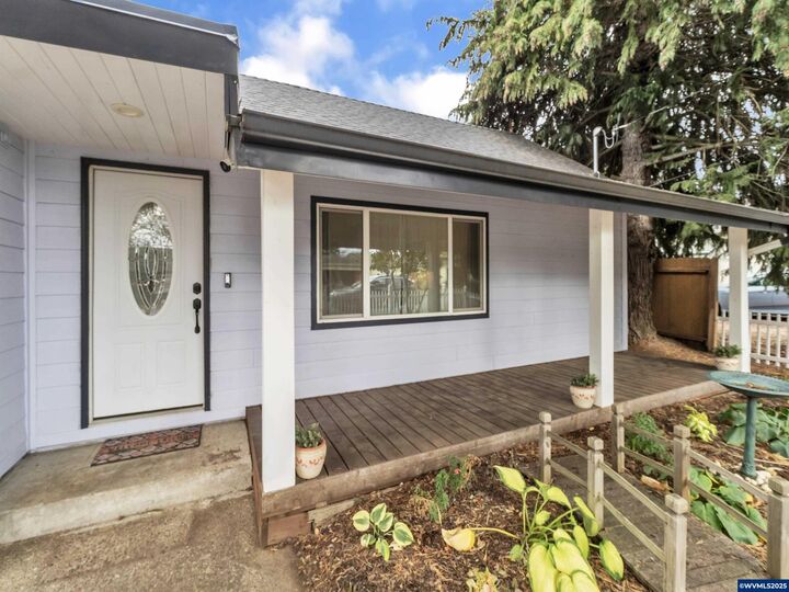 Property Photo:  831 W Oak St  OR 97355 