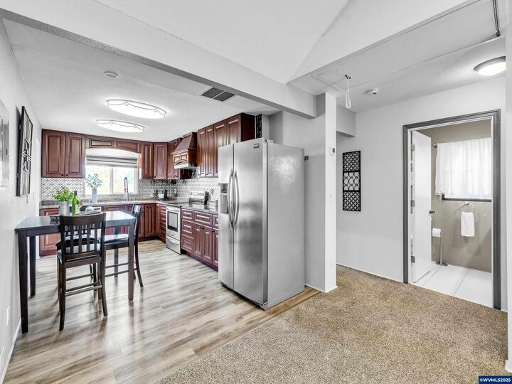 Property Photo: 831 W Oak St OR 97355