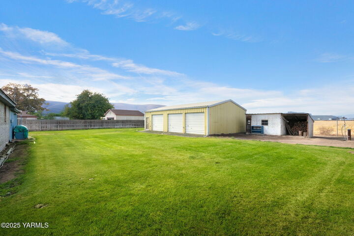 Property Photo:  2608 S 16th Ave  WA 98903