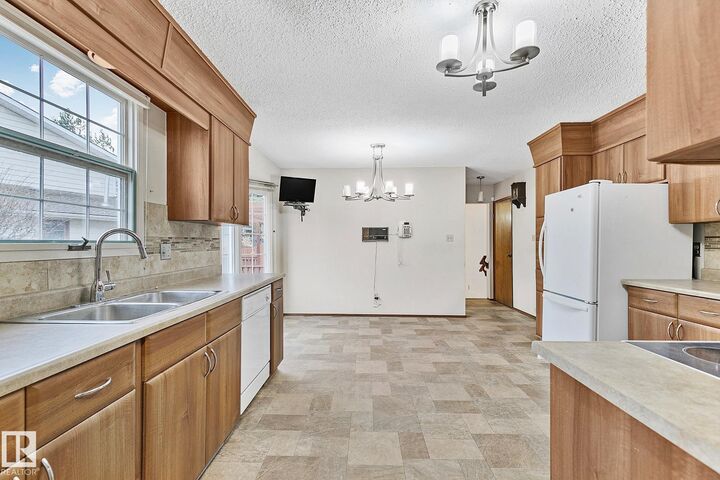 Property Photo:  186 Willow Way NW  AB T5T 1C8 