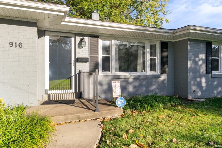 Property Photo:  916 S Cullen Avenue  IN 47715