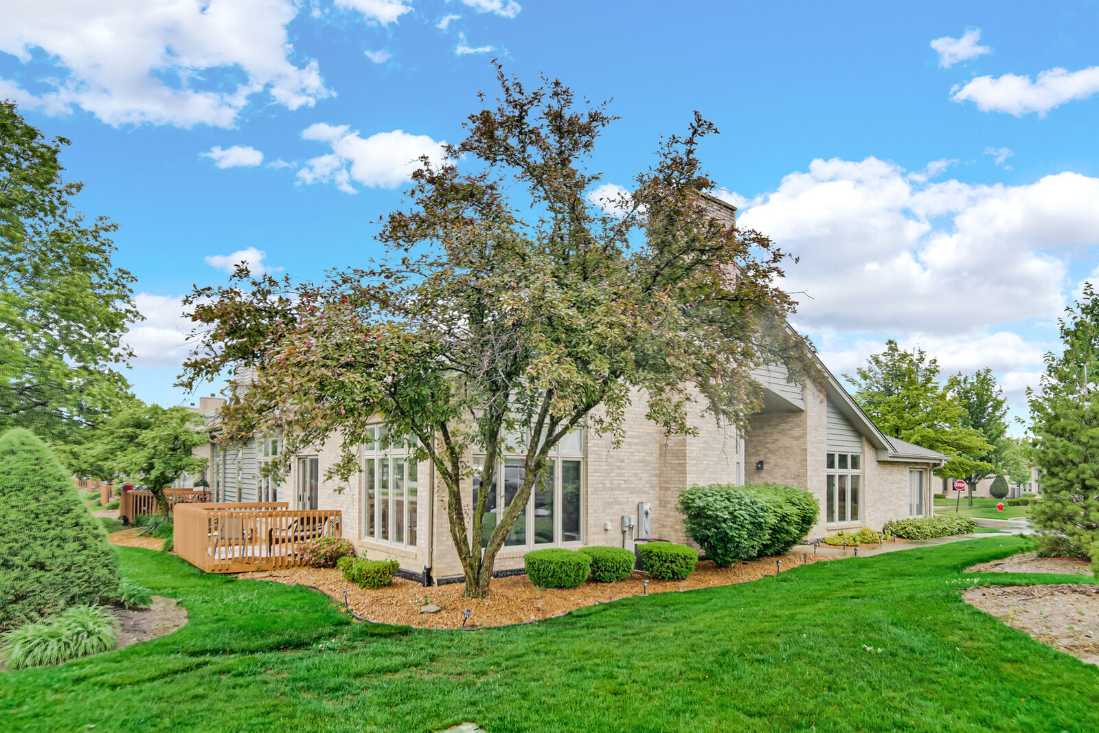 Property Photo:  19 W Bay Road  IL 60463 