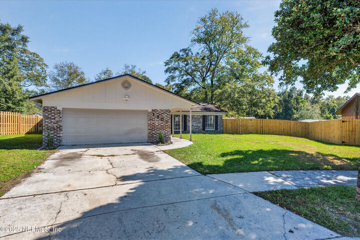 Property Photo: 1507 Brittany Court FL 32221