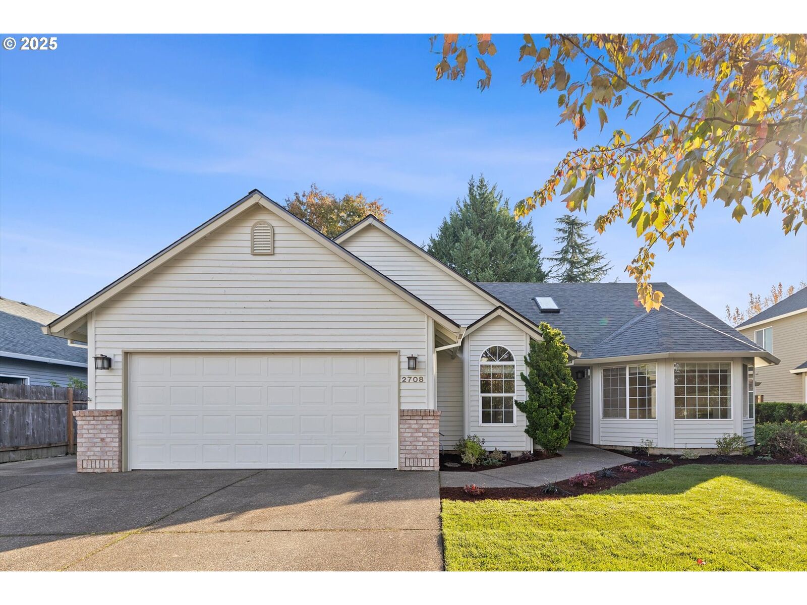 Property Photo:  2708 N Main St  OR 97132