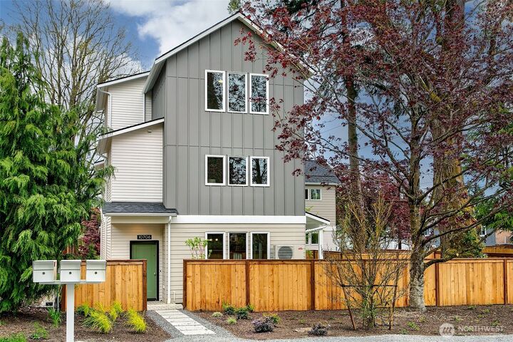 Property Photo:  10706  Fremont Avenue N  WA 98133