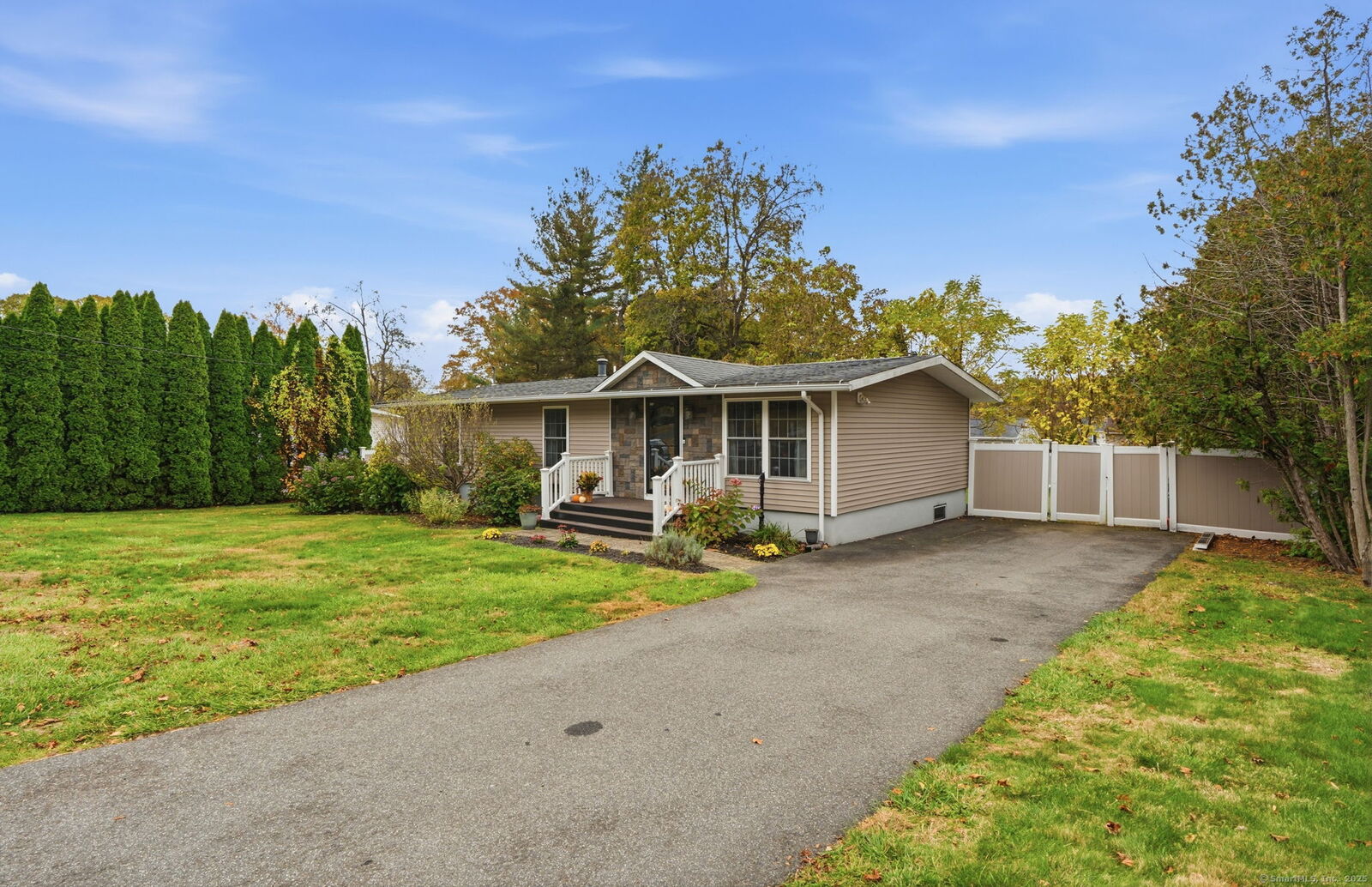 Property Photo:  25 Raymond Drive  CT 06451