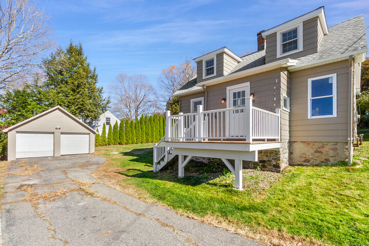 Property Photo:  226 Walnut Street  CT 06483