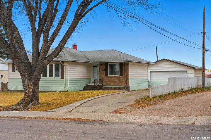 Photo de la propriété:  910 35th Street W  SK S7L 0Y3