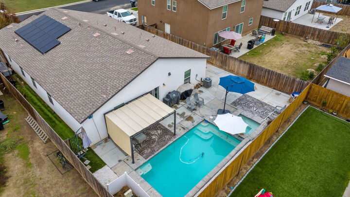 Property Photo: 1011 E Russell Avenue CA 93292