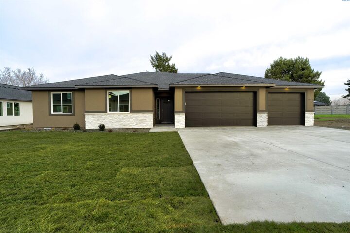 Property Photo: 1072 N Grant Place WA 99336