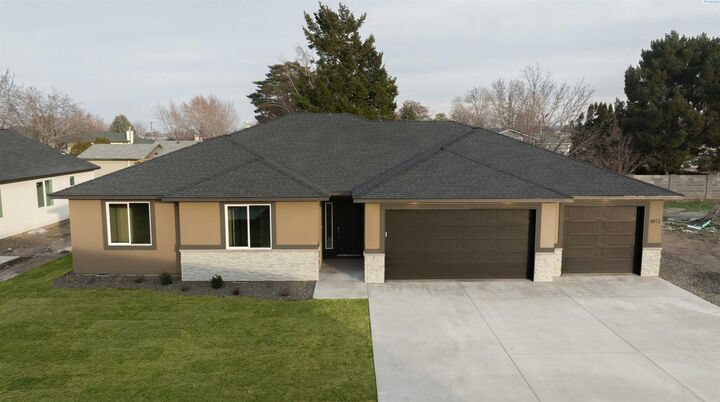 Property Photo:  1072 N Grant Place  WA 99336 
