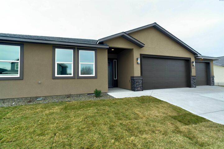 Property Photo:  1103 N Grant Place  WA 99336 