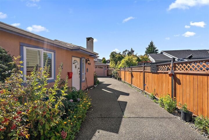 Photo de la propriété:  10386 Resthaven Dr  BC V8L 3H3