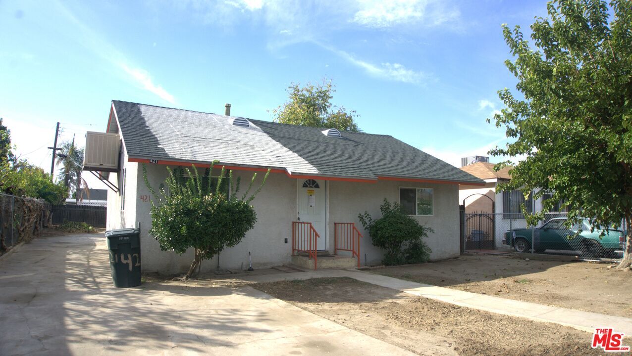 Property Photo: 421 Wilkins St CA 93307