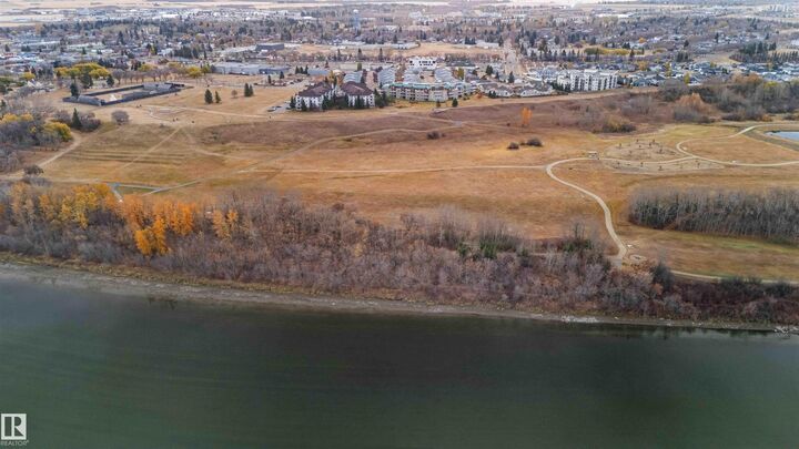 Photo de la propriété: 9930 100 Avenue 105 AB T8L 4P3