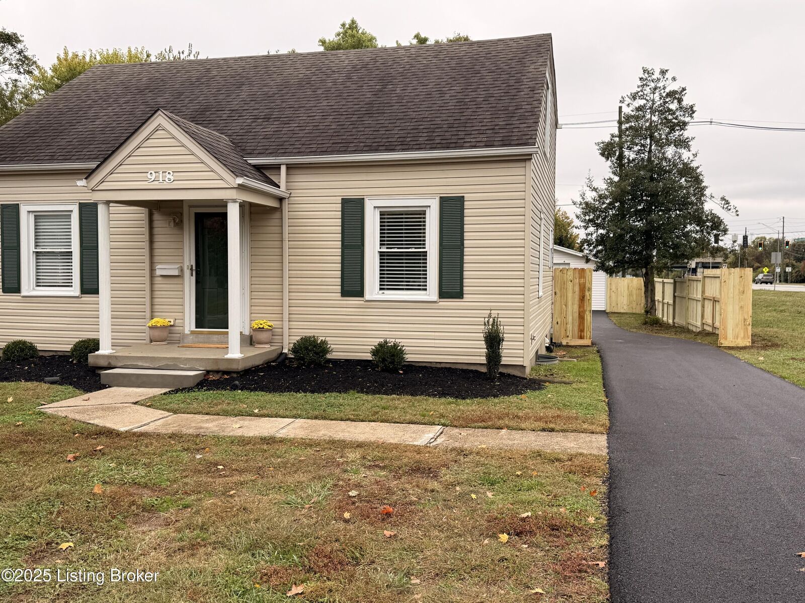 Property Photo:  918 Fountain Ave  KY 40222 