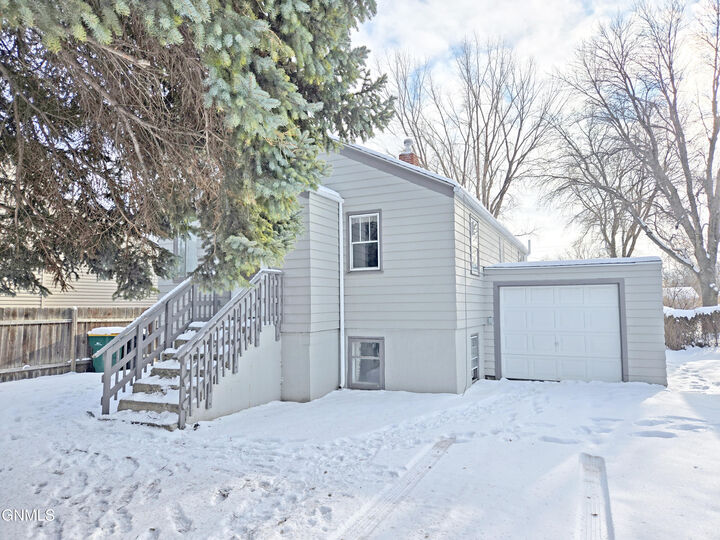 Property Photo:  1013 Jefferson Avenue  ND 58504 