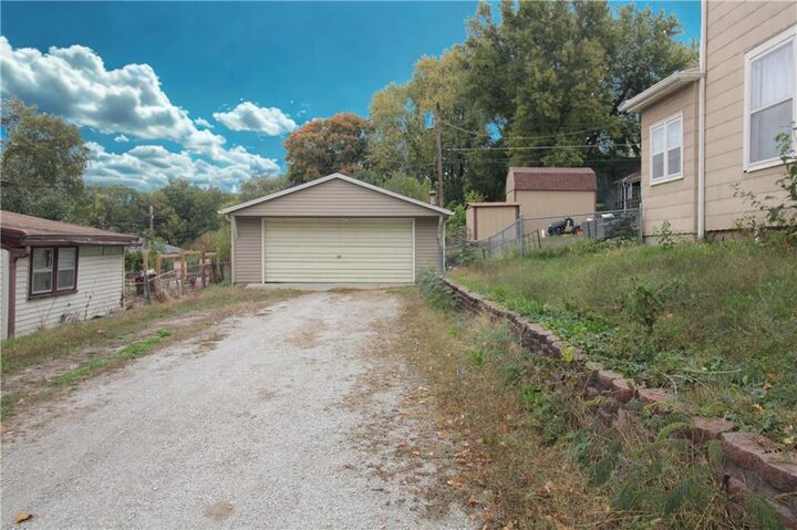 Property Photo: 1913 Holman Street MO 64501