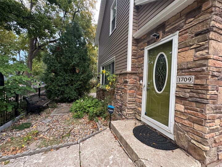 Property Photo:  1709 E Walnut Street  IA 50316