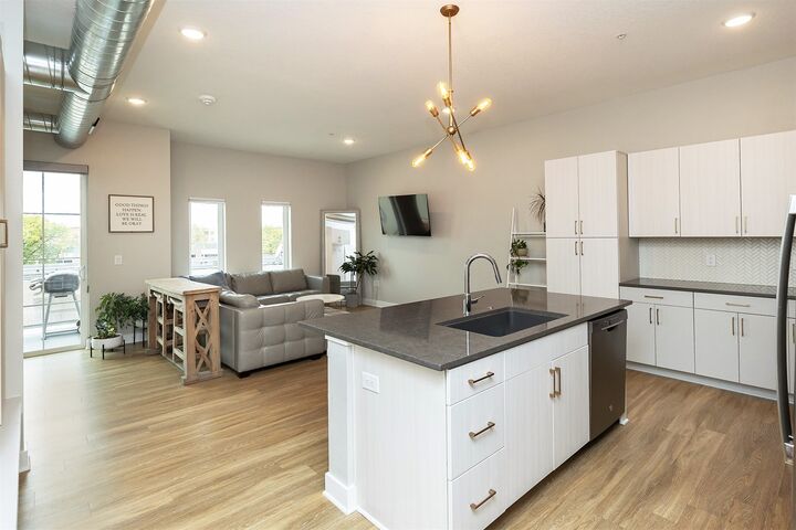 Property Photo: 450 SW 7th Street 304 IA 50309