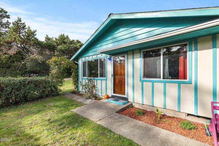 Property Photo:  252 NW 18th Street  OR 97365 