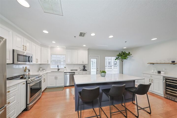 Property Photo:  2403 W Palm Drive 2  FL 33629