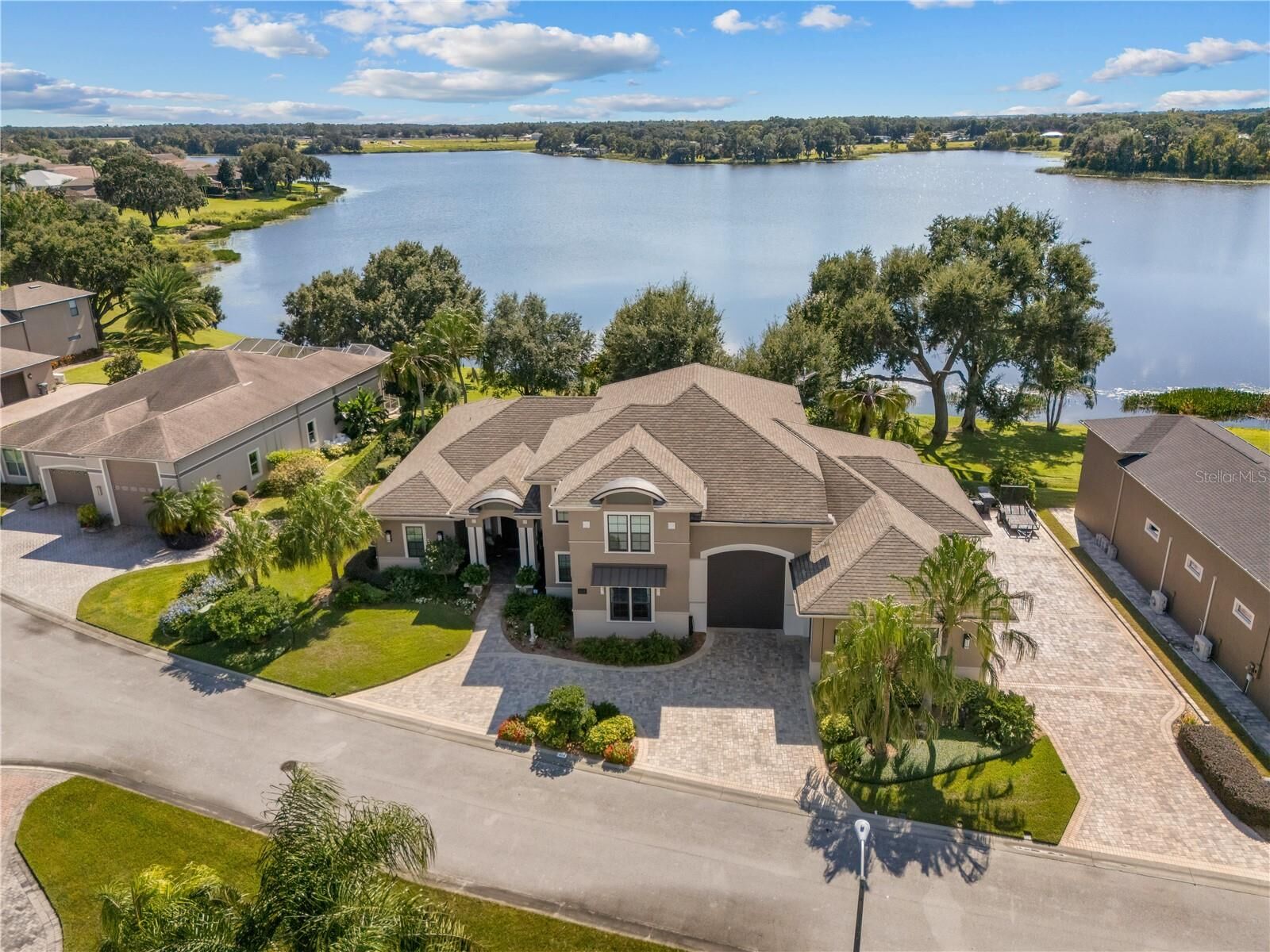 Property Photo: 414 Meandering Way FL 33868