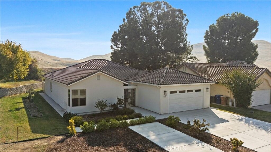 Property Photo: 16120 Match Pointe Court CA 93306