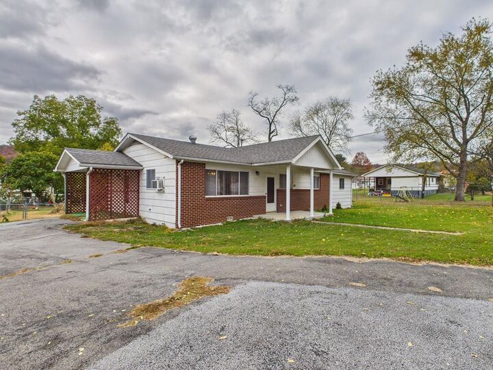 Property Photo:  27 North Sycamore Street  WV 24963 