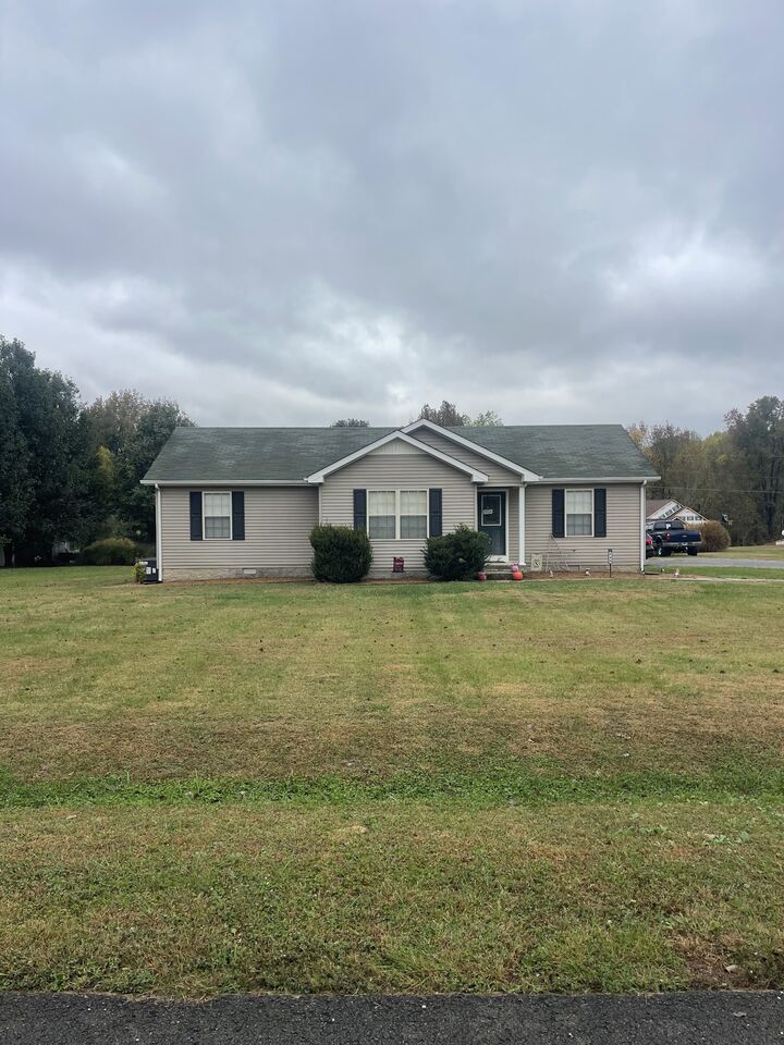 135 Leigh Anna Cir  Lafayette TN 37083 photo