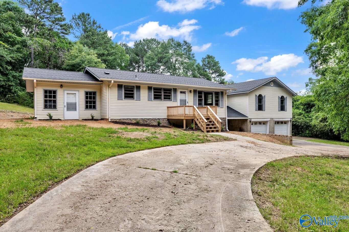 Property Photo:  282 County Road 820  AL 35057