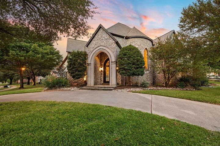 Property Photo:  5613 Versailles Court  TX 76034 