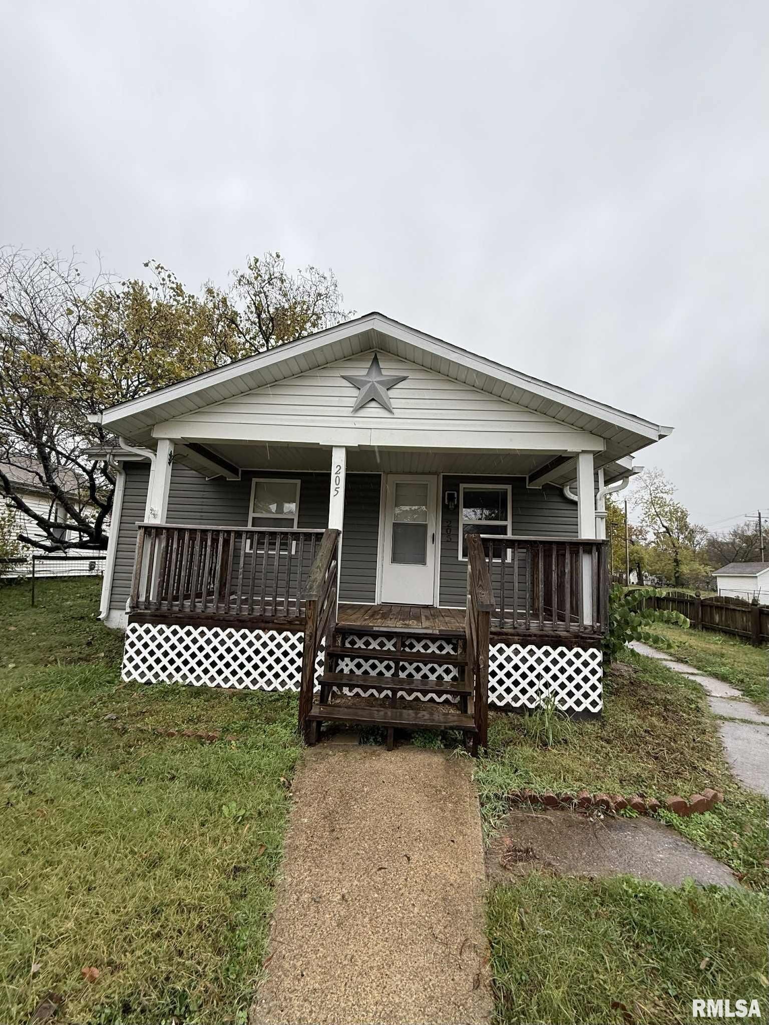 Property Photo:  205 N Plum Street  IL 62924 