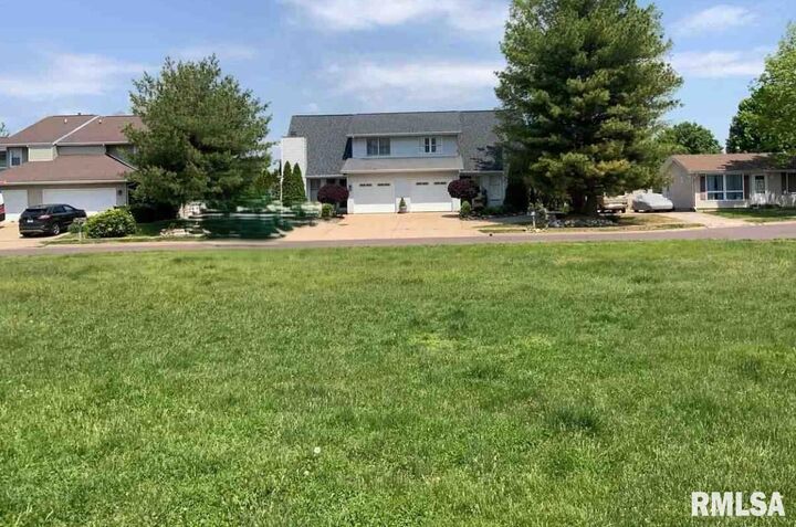 1102 Eisenhower Drive  Pekin IL 61554 photo