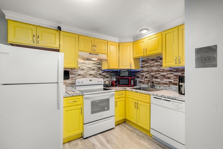 Property Photo:  7 Wildwood Street 24  MA 01826