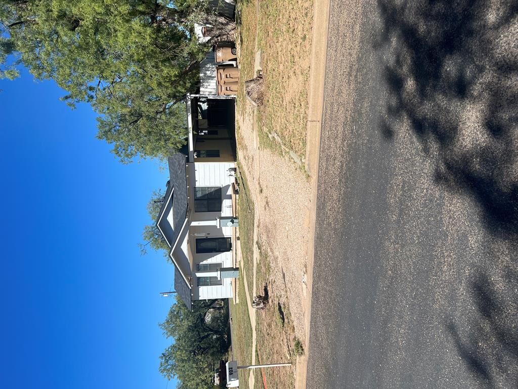Property Photo:  902 E 17th St  TX 76903