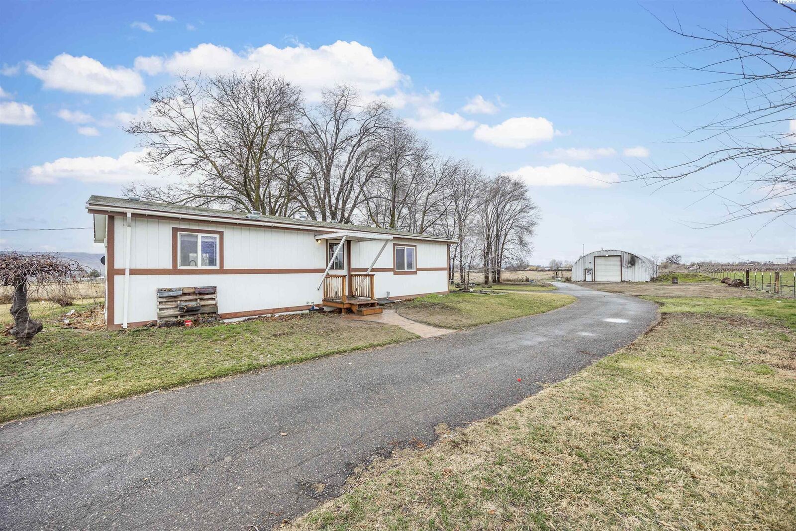 Property Photo: 7702 N Griffin Road WA 99350