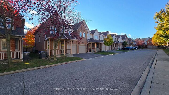 Property Photo:  5223 Fairford Crescent 79  ON L5V 2M6