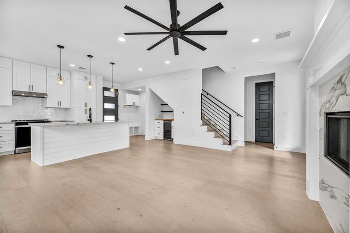 Property Photo:  2405 E 11th Street 1  TX 78702 