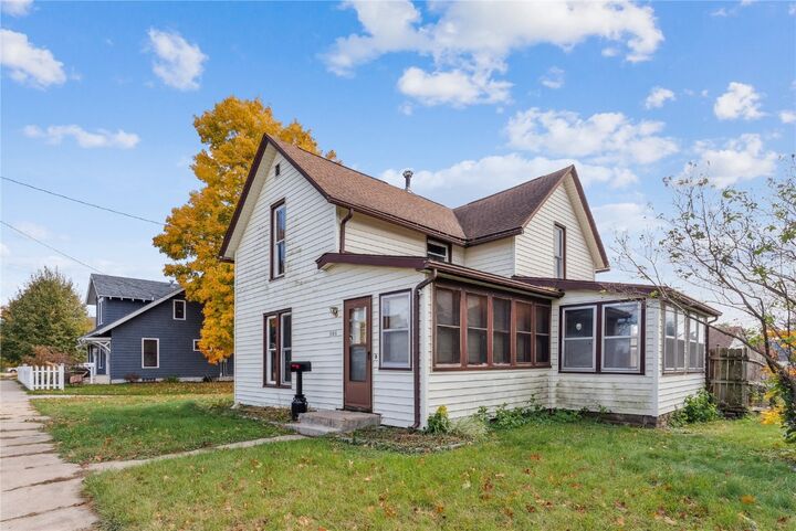 Property Photo:  906 E 5th Street  IA 52349 
