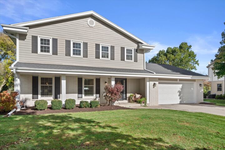 Property Photo:  N24w22420 Meadowood Ln  WI 53186 