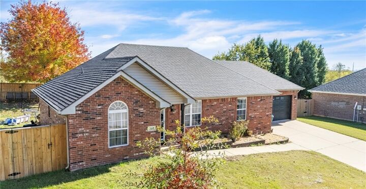 Property Photo: 501 Warrick Way AR 72719