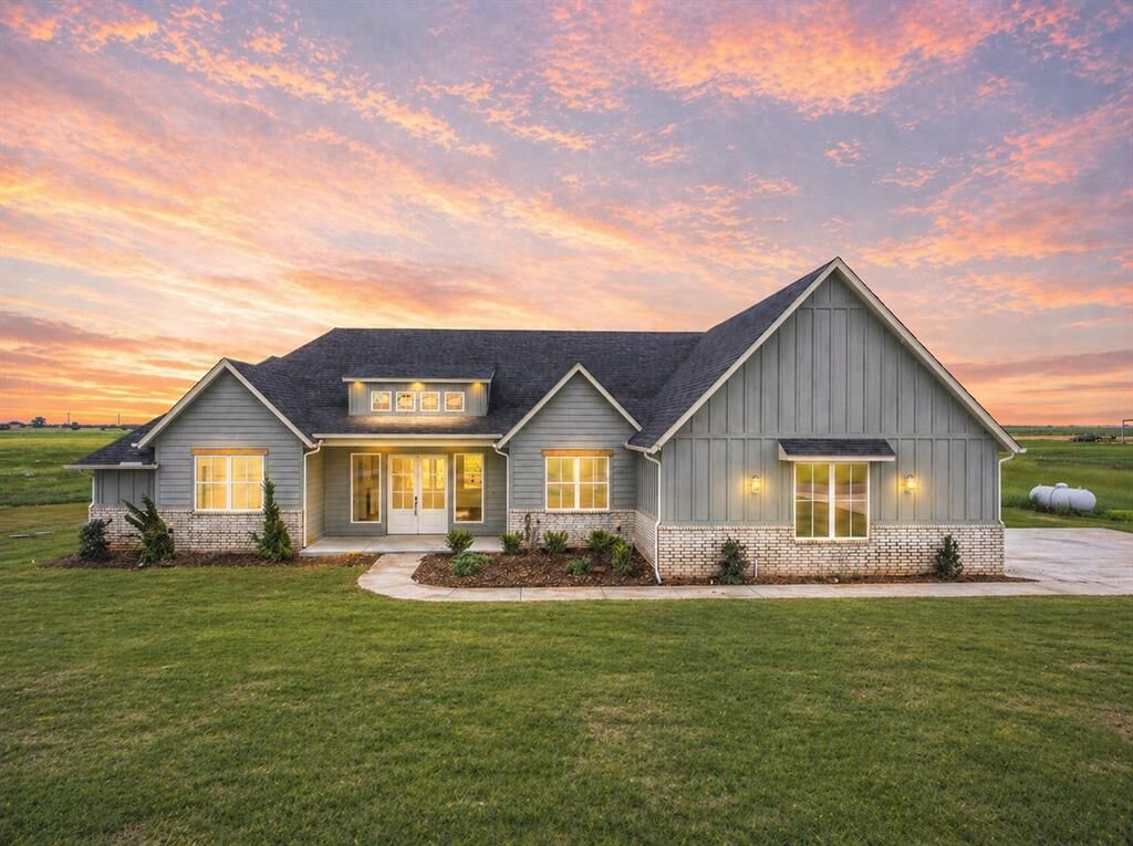 Property Photo:  2692 S May Avenue  OK 73044 