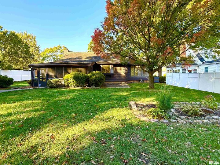 Property Photo:  212 S 12th Street  IL 62948 