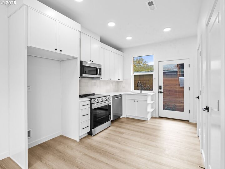 Property Photo: 8418 SE Clay St OR 97216