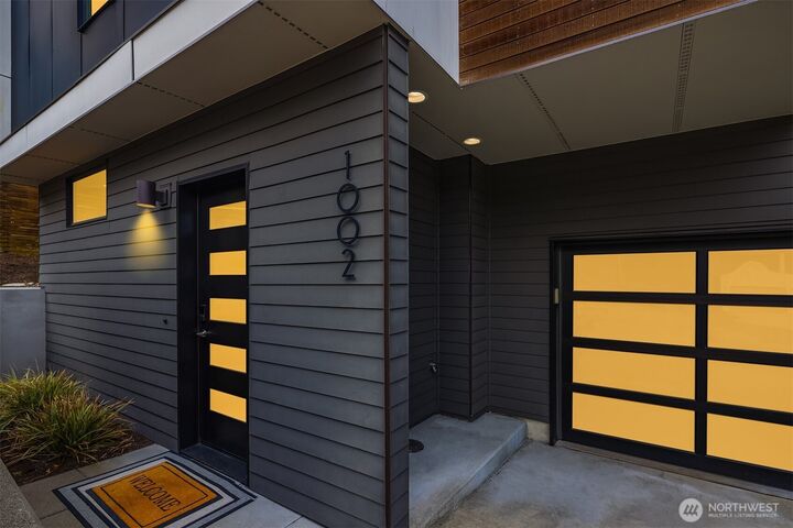 Property Photo:  1002  5th Avenue N  WA 98109 