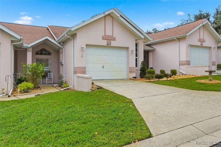 Property Photo:  6812 E Queensbury Lane  FL 34452